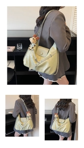 Salbeigrüne Hobo-Tasche mit Plüschbären-Anhänger und verstellbarem Gurt im Detail
