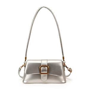 Minimalistische silberne Schultertasche mit goldener Schnalle und schmalem Trageriemen