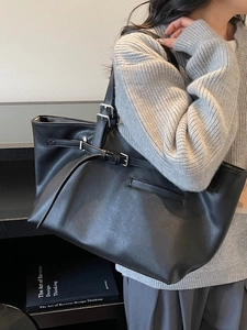Grand sac cabas vintage en cuir noir avec boucle décorative pour le shopping quotidien