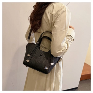 Sac seau en cuir litchi noir montrant la perspective du modèle et la taille réelle