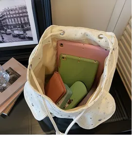 Vue de dessus montrant l'intérieur spacieux d'un sac à dos blanc avec étoiles argentées