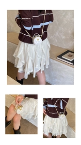 Détail du mini sac rond matelassé blanc avec chaîne dorée et poignée en cuir