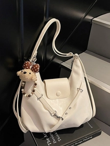 Schicke beige Hobo-Tasche in Halbmondform mit süßem Bärenanhänger für Damen