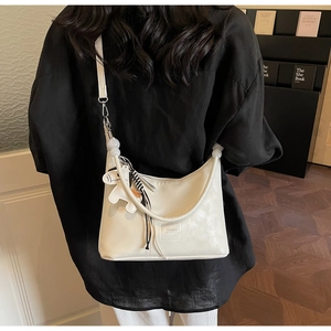Vue de dos d'un mannequin portant un sac hobo en cuir PU blanc avec breloque cheval