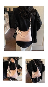 Détail du sac hobo rose clair avec perles mauves et pendentif cheval décoratif