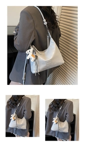 Détail du sac croissant en cuir verni argenté avec breloque cheval et perles