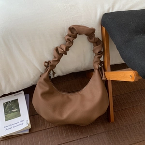 Detailansicht der braunen Crescent-Hobo-Tasche mit gerafftem Griff und Metallreißverschluss