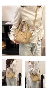 Détail du sac seau en cuir camel à grain de litchi avec finitions métalliques argentées