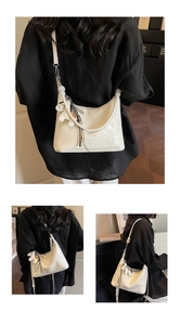 Détail du sac cabas en cuir crème avec gaufrage classique et pendentif en peluche