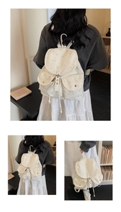 Détail du sac à dos beige à motif d'étoiles, boucle en métal et fermeture à cordon