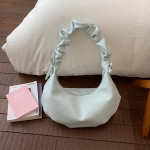 Detail der hellblauen Halbmond-Tasche mit Litschimaserung und gerafftem Griffdesign