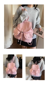 Détail du sac à dos rose en toile avec imprimé étoiles argentées et doubles poches avant