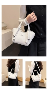 Détails d'un sac seau blanc en cuir grainé avec poignée et bandoulière réglable