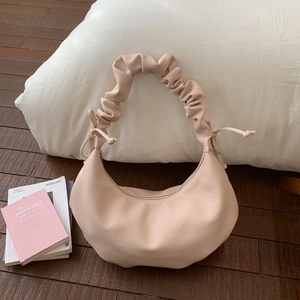Detail der hellrosa Tasche mit gerafftem Griff und Kordelzug-Schleifen-Dekor