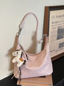 Sac Hobo minimaliste rose avec bandoulière perlée et breloque cheval en cuir
