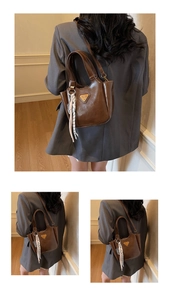 Détail du sac seau marron café en cuir synthétique brillant avec foulard en soie décor