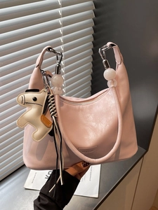 Sac sous le bras en cuir PU rose avec grandes perles et pendentif cheval crème sous lumière