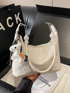Sac sous le bras demi-lune crème avec détail perle et breloque cheval