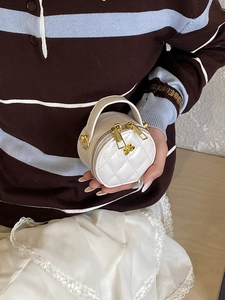 Mini sac bandoulière rond blanc matelassé avec détails dorés et poignée supérieure