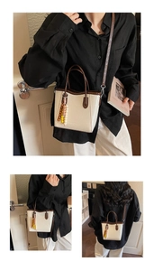 Detailansichten einer minimalistischen creme-braunen Beuteltasche mit Perlenquasten