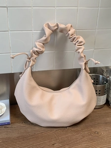 Rosa Halbmond-Hobo-Tasche mit plissiertem Wolkengriff und Schleifen-Details