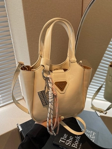 Sac Seau en Cuir PU Mode Femmes Grande Capacité Sac à Épaule Main Logo Métal Triangulaire Vintage Décontracté Sac de Travail