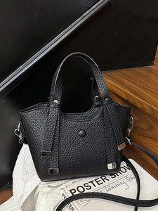 Sac seau noir tendance en cuir grainé avec détails métalliques et bandoulière réglable
