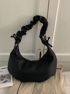Schwarze Halbmond-Tasche mit gerafften Schultergurten und dekorativen Schleifen