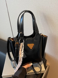 Sac à main en cuir PU brillant noir avec logo métallique et bandoulière amovible