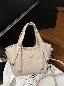 Sac seau beige en cuir grainé avec poignée supérieure et bandoulière amovible
