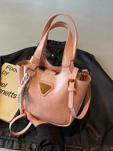 Sac fourre-tout rose en similicuir avec logo triangle et foulard rayé élégant