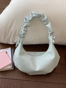 Hellblaue sichelförmige Hobo-Tasche mit gerafftem Griff und Leder in Litchi-Optik