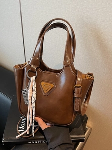 Sac cabas rétro en cuir marron grande capacité avec détail de corde tissée pour le bureau