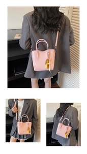 Detail der rosa Leder-Beuteltasche mit Holzperlen-Anhänger und verstellbarem Schultergurt