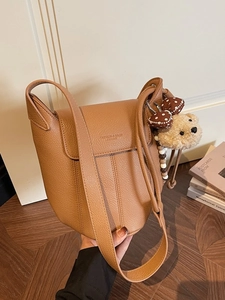 Braune Beuteltasche aus Leder mit Litschimuster und kleinem Bärenanhänger für Damen
