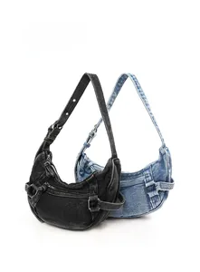 Vue détaillée des sacs demi-lune en denim rétro noir et bleu avec fermetures métal