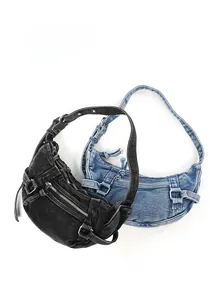 Détail de sacs bandoulière vintage en denim noir et bleu avec fermetures Y2K