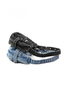 Détail de sacs croissants en denim délavé noir et bleu avec boucles métalliques