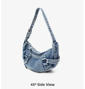 Détail du sac en jean délavé avec fermetures éclair Y2K et accents de franges