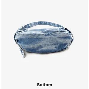 Vue détaillée du fond du sac bandoulière vintage en denim bleu avec bords effilochés