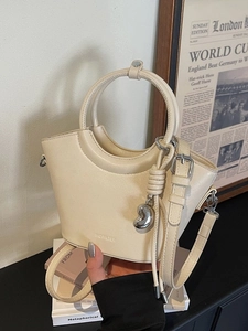 Sac Seau en Cuir PU Mode Femme Sac à Main Minimaliste avec Poignée en Anneau Sac à Bandoulière Décontracté avec Pendentif Couleur Unie Fourre-tout Quotidien
