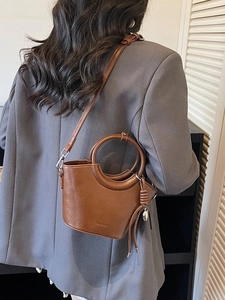 Sac seau en cuir marron avec poignée anneau et bandoulière réglable pour femmes