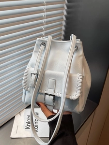 Sac seau bleu clair minimaliste avec bords tissés et boucle argentée élégante