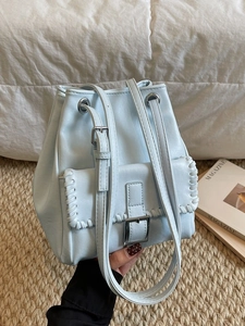 Sac seau minimaliste en cuir PU bleu clair avec bordure tressée et détails à boucle argentée