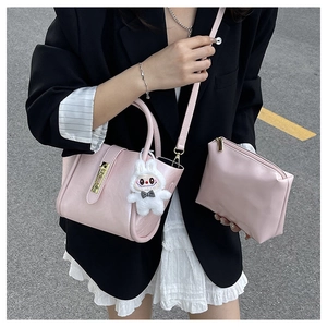 Ensemble sac seau rose avec pochette et breloque lapin en photographie de rue urbaine
