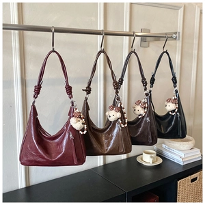 Sacs cabas tendance en bordeaux et marron avec breloques d'ours en détail