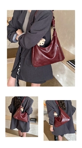 Vue détaillée du sac cabas bordeaux vintage en cuir grainé avec charm d'ours peluche