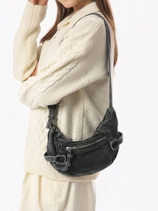 Sac bandoulière en denim noir vintage en forme de croissant avec fermeture éclair et franges