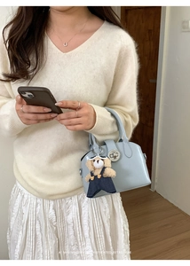 Borsa a mano retrò celeste con ciondolo a forma di orsetto e chiusura metallica ad anello