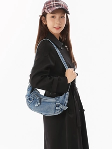 Sac croissant rétro en denim délavé avec poches zippées et boucles pour femmes